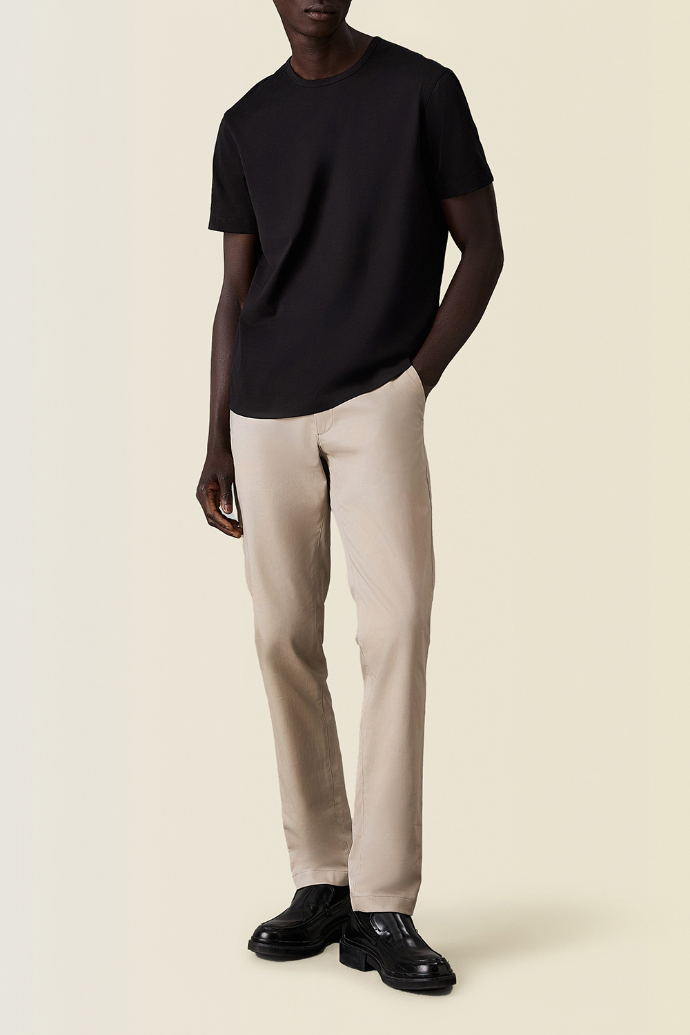 תמונת כל הלוק של חולצת טי